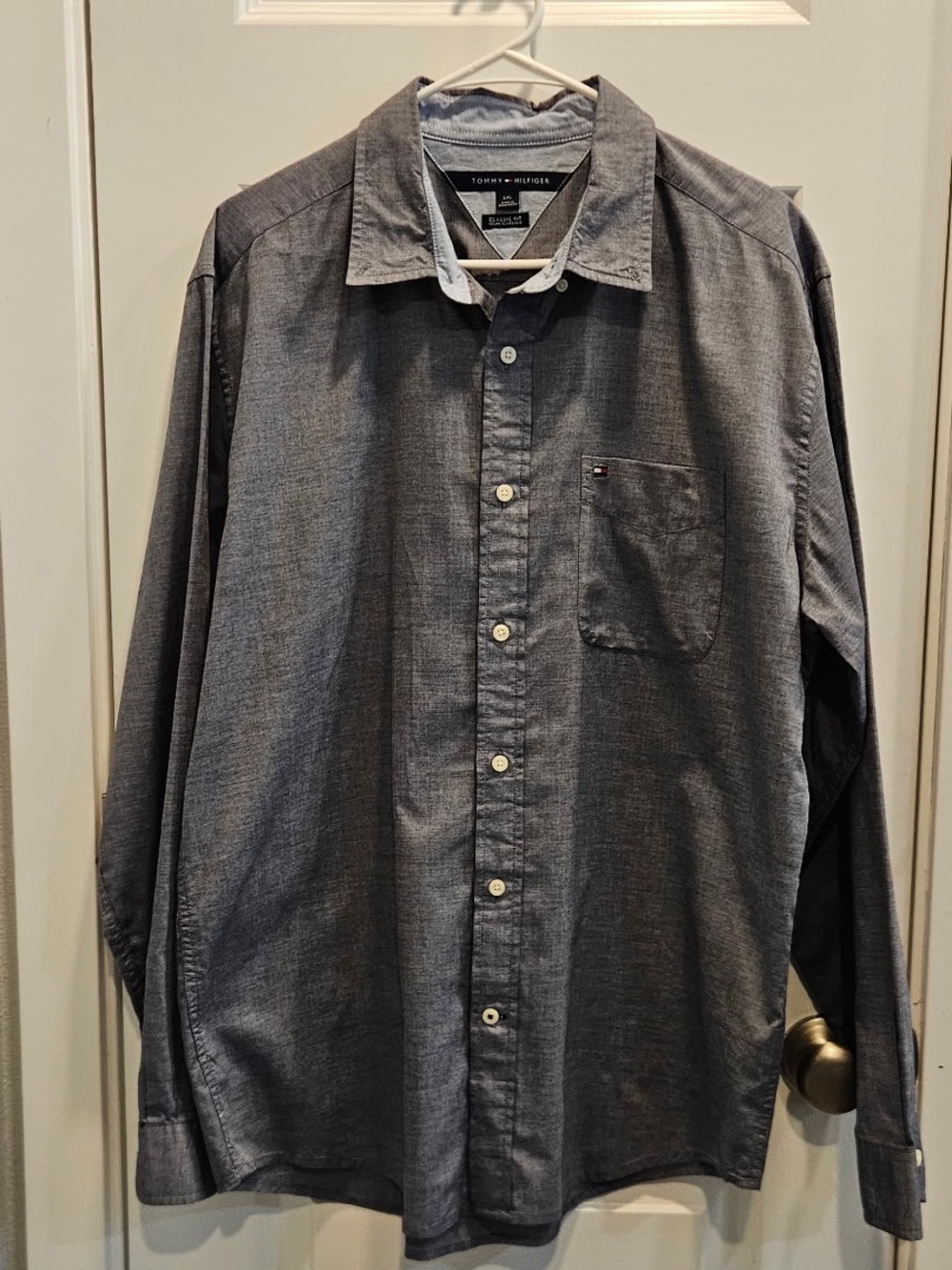 Tommy Hilfiger Men’s Large Charcoal Gray Chambray Button Down Shirt Classic Fit